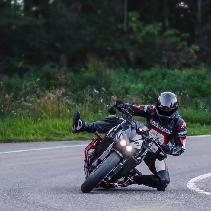 Угол наклона мотоцикла в повороте