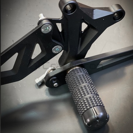 Комплект подножек для станта STUNT KAWASAKI ZX-6R `09-`18; ZX-6R 636 `13-, черный CRAZY IRON (фото 5, фотография 5)