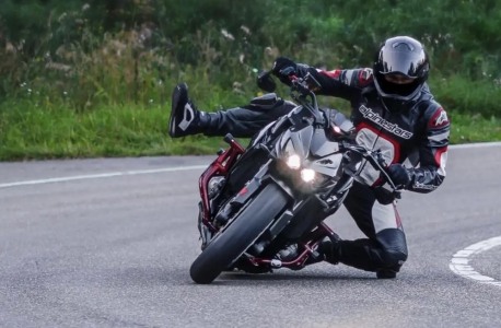 Угол наклона мотоцикла в повороте