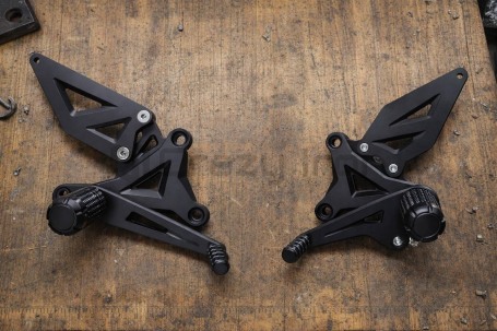 Комплект подножек для станта STUNT KAWASAKI ZX-6R `09-`18; ZX-6R 636 `13-, черный CRAZY IRON (фото 1, фотография 1)